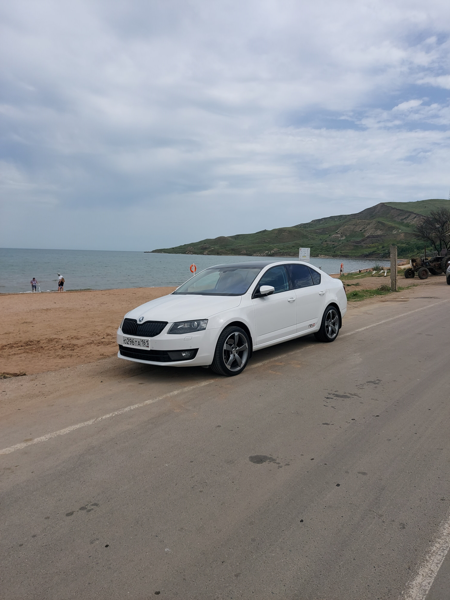 Республика шкод керчь. По Крыму на автомобиле. Skoda Octavia автомат фары. Дром авто Керчь. Машина Шкода стоит во дворе.