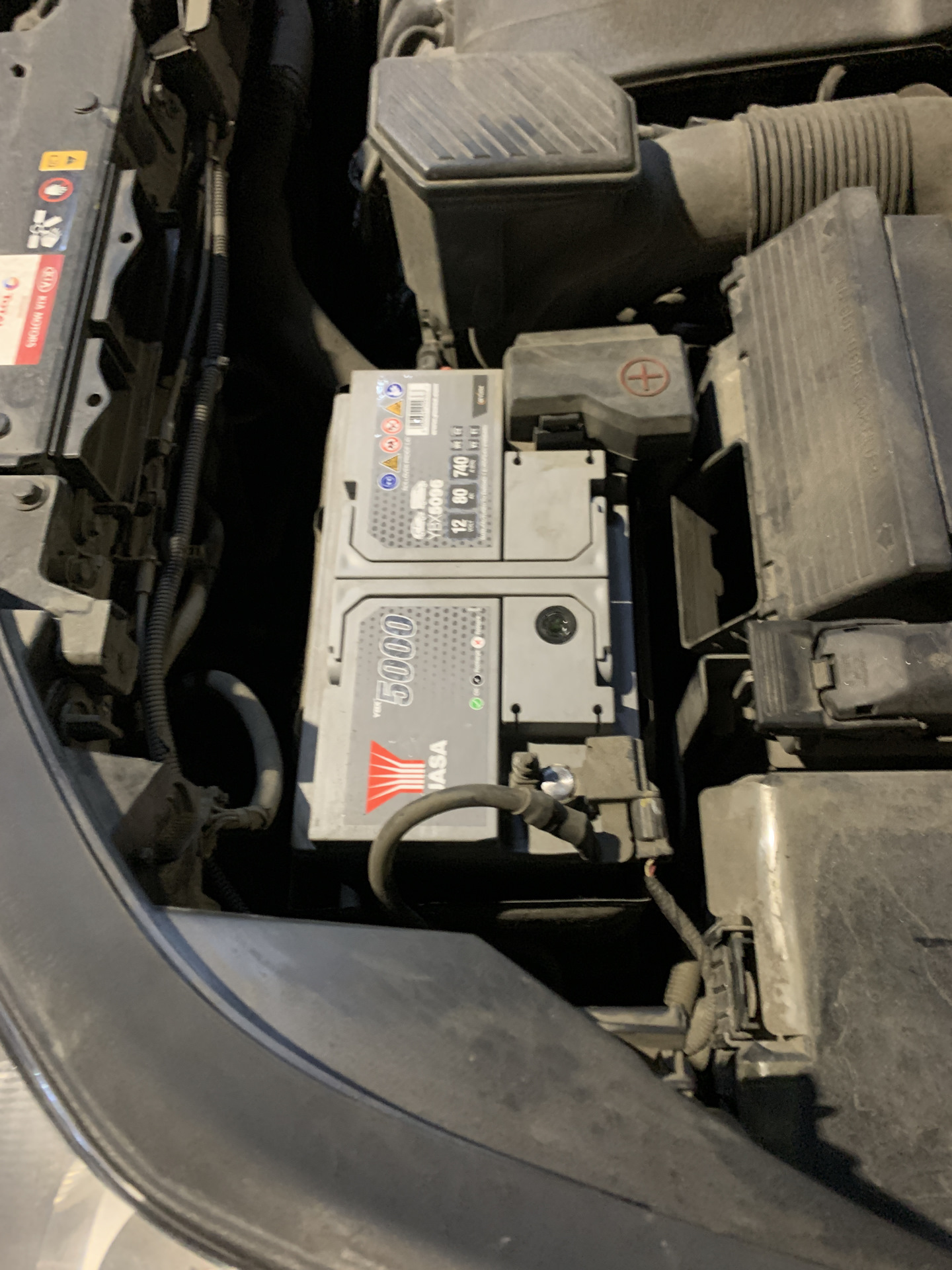 Аккумулятор киа спортаж 4. Аккумулятор Kia Sportage 4. Kia Sportage 4 аккумулятор замена. Замена аккумулятора Киа Спортейдж 4. Sportage 4 замена аккумулятор.