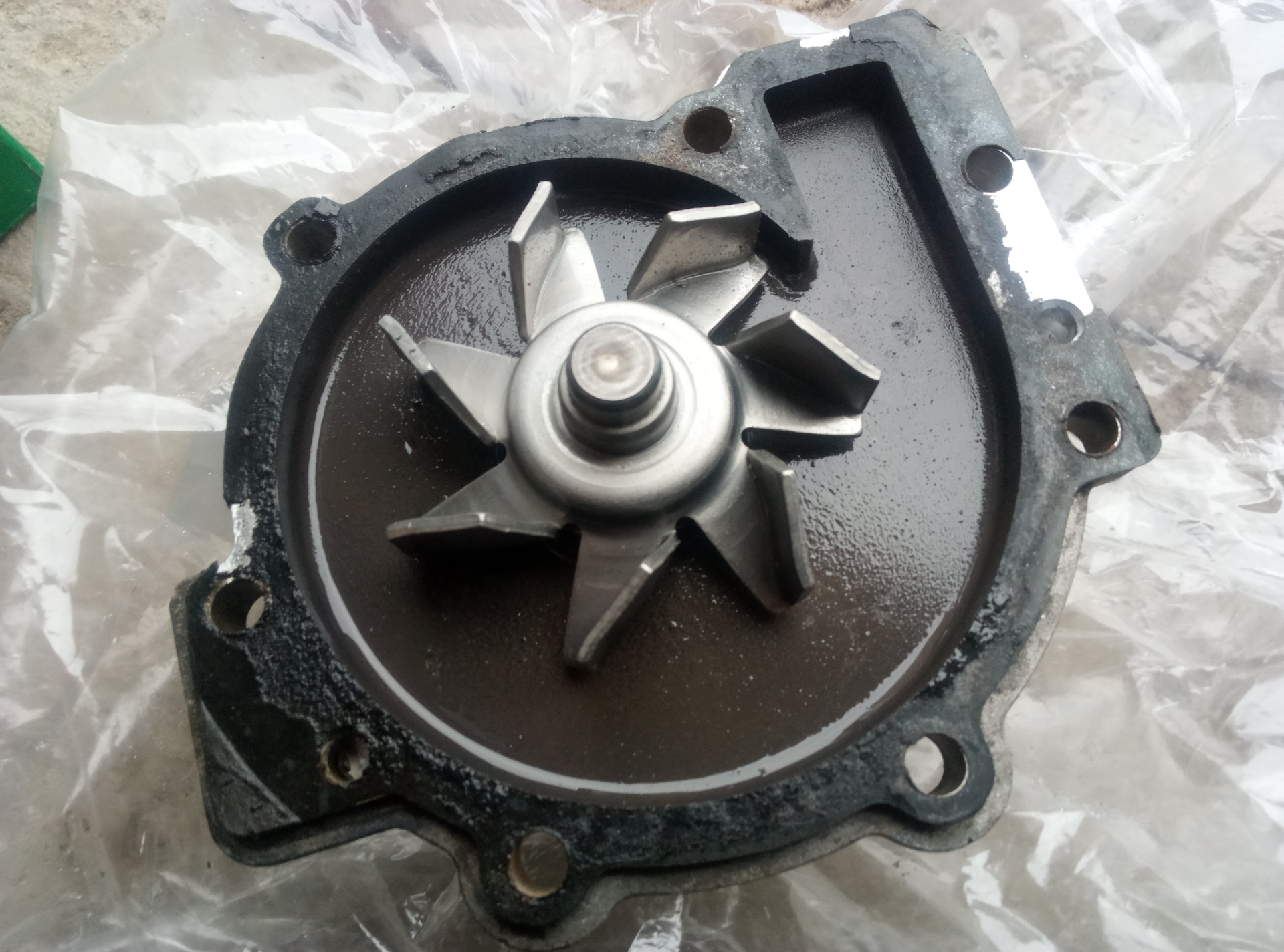 вакуумный насос старого образца. старинная помпа.