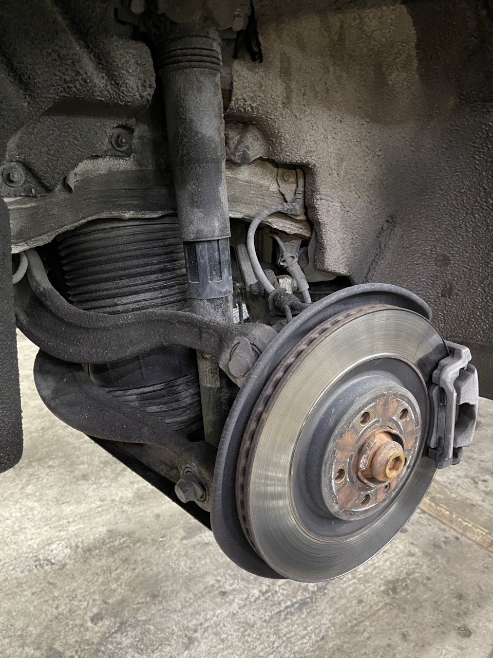 Vw touareg 2 колодки ручника. Задние тормозные колодки touareg 2019. Задние колодки туарег nf. Задние колодки туарег nf. 6.