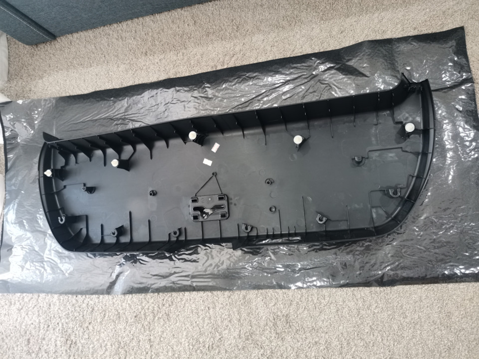 Проклейка пятой двери карпетом — Toyota Prius (50), 1,8 л, 2018 года ...