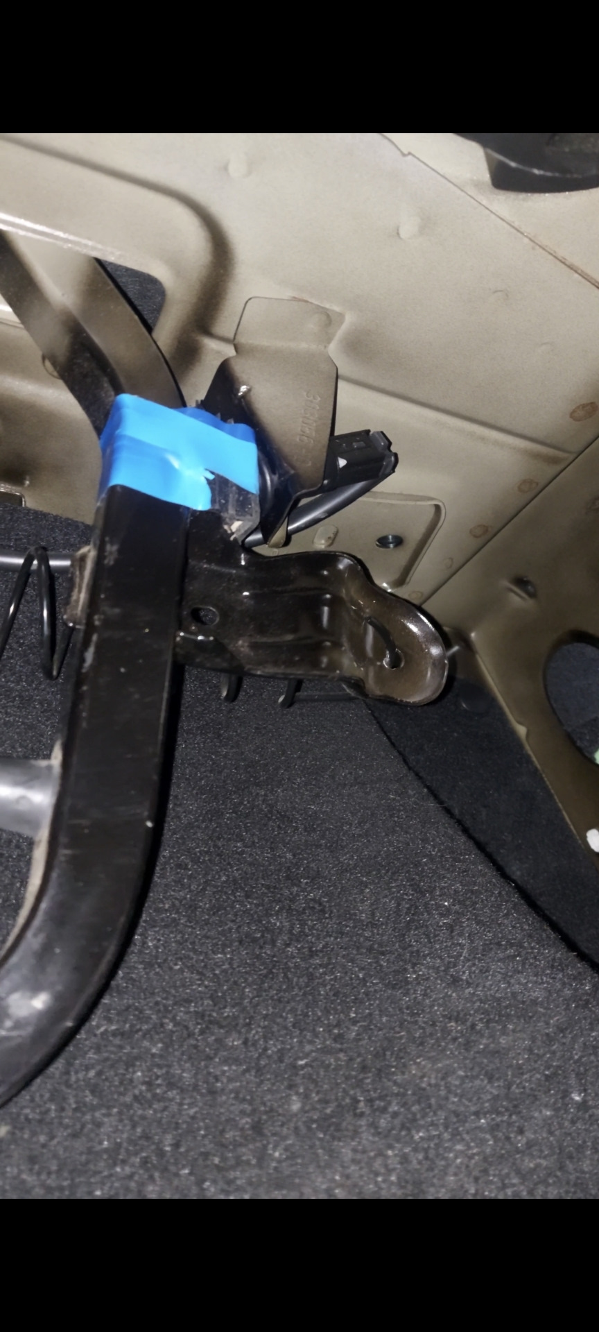 Почему в Рено Логан 1 горит индикатор открытых дверей? — DRIVE2