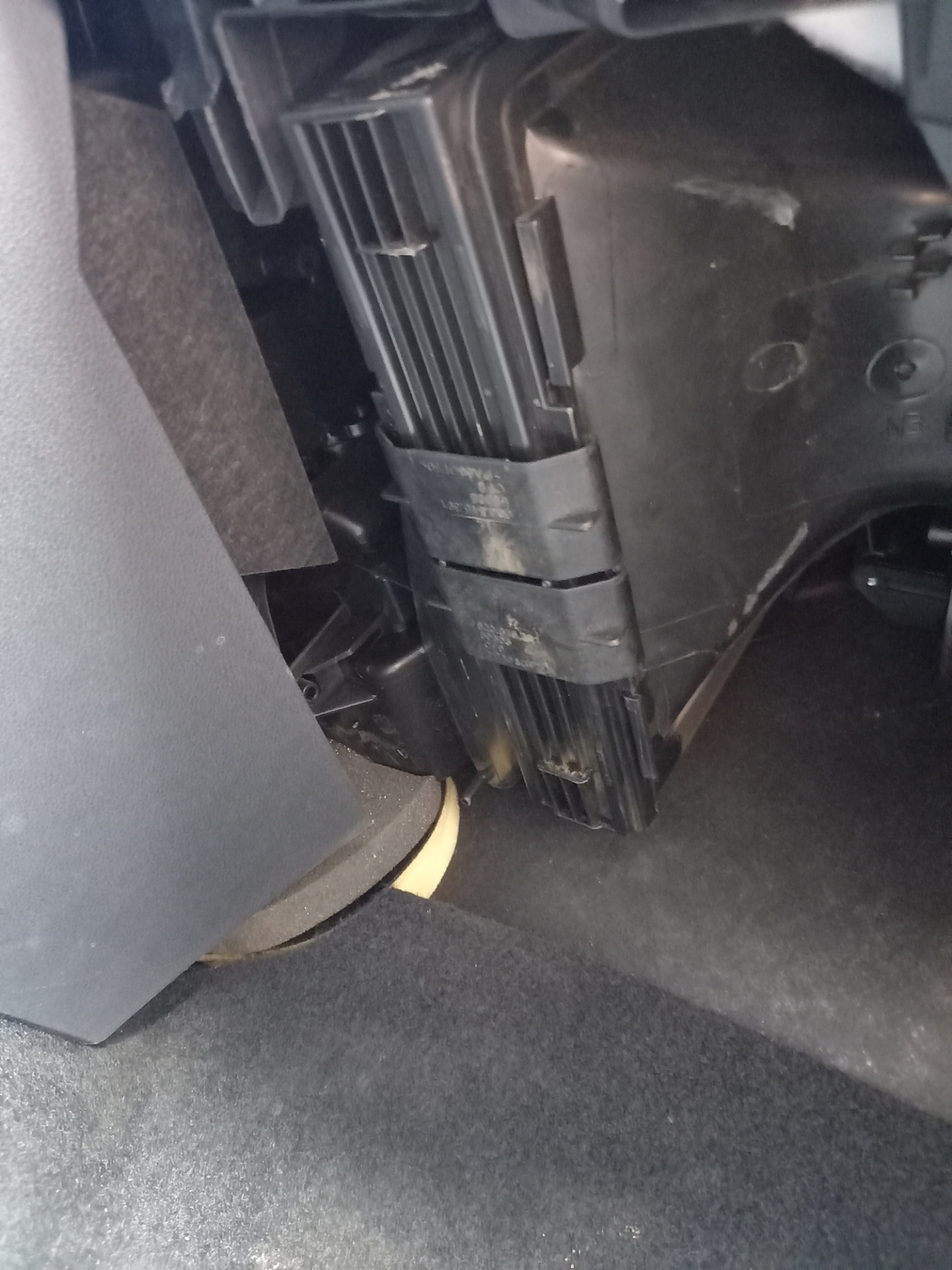 Замена салонного фильтра — Volkswagen Polo Sedan, 1,6 л, 2017 года ...