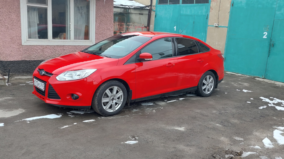 Ford Focus 3 седан красный 2012