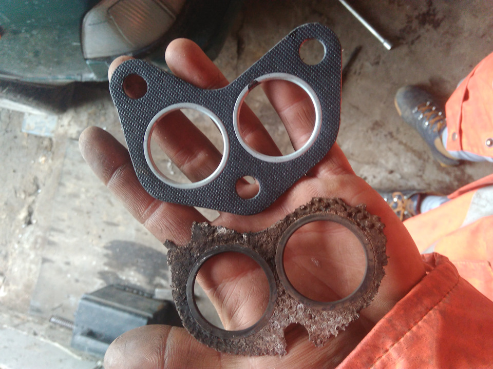 Замена прокладки штанов выпускного колектора — Москвич 2141, 1,6 л ...