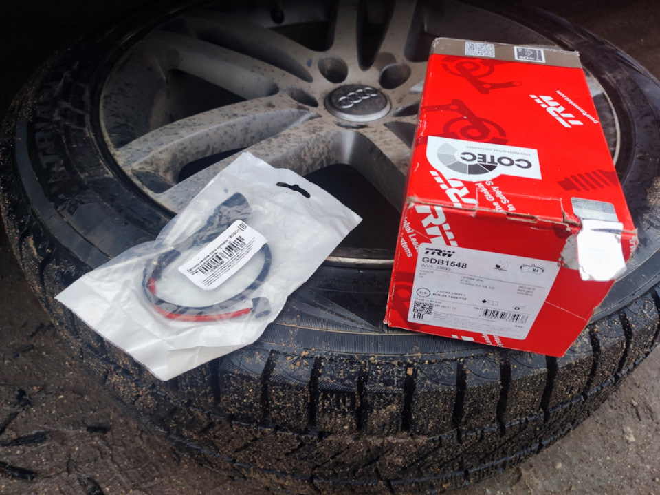 Замена передних тормозных колодок — Audi Q7 (1G), 3 л, 2007 года ...