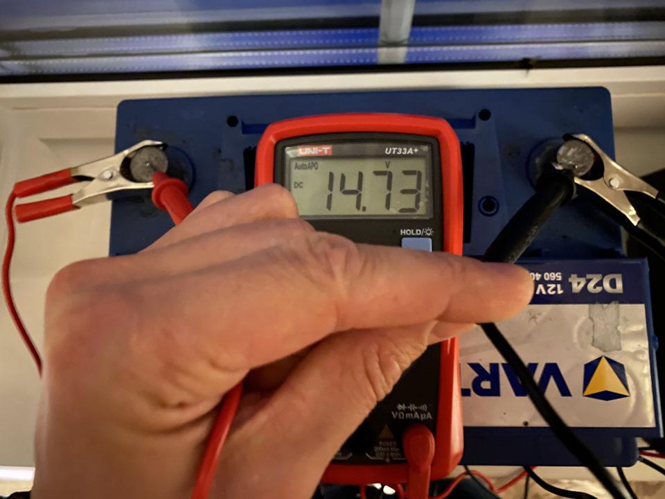 Проверка с подключенным зарядником — Skoda Fabia Mk2