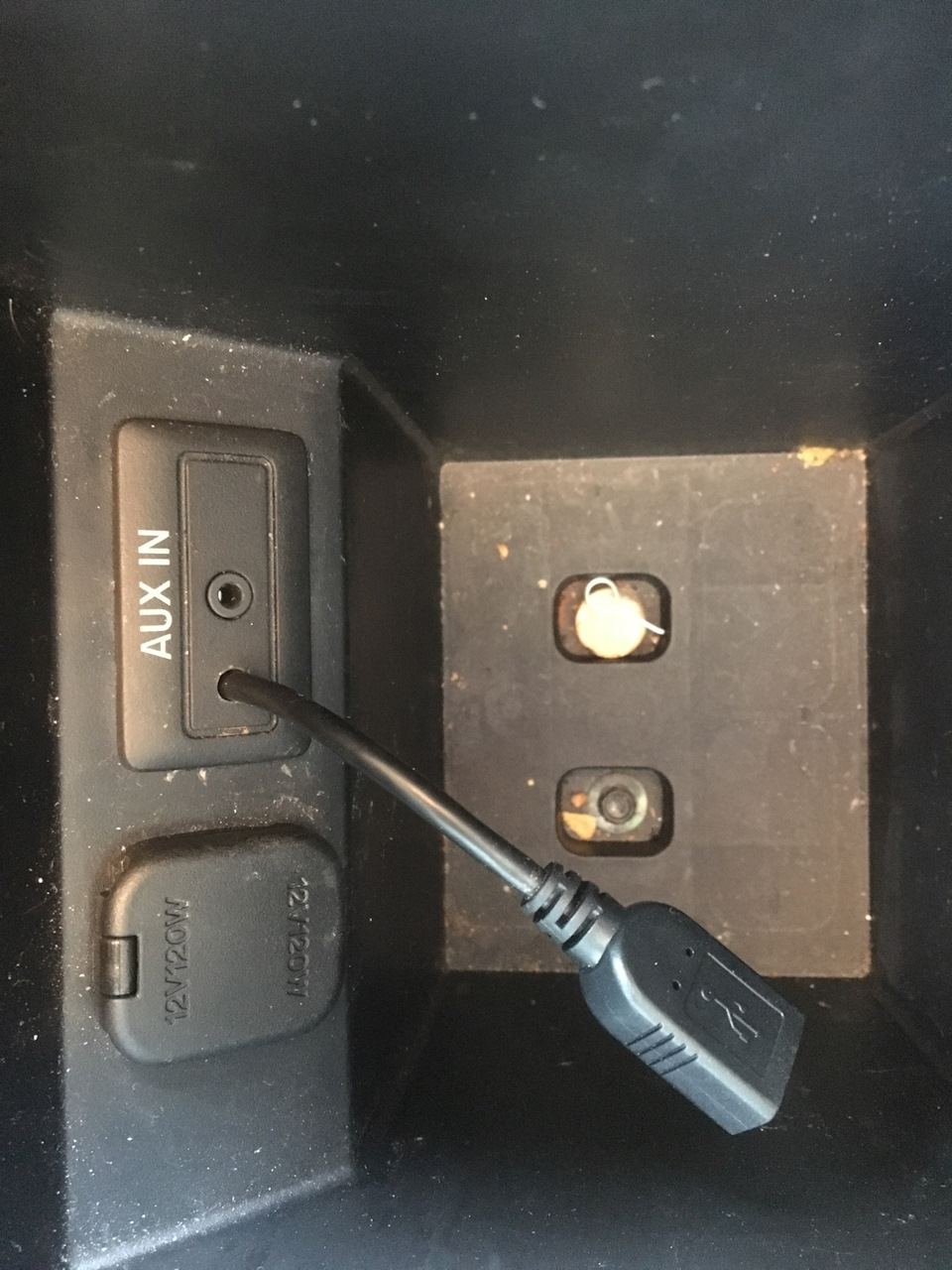 Штатный аукс. Aux USB В Мазда 3. Aux Mazda 3 2013. Блок USB aux для Мазда 3. Провод для штатного USB Mazda.
