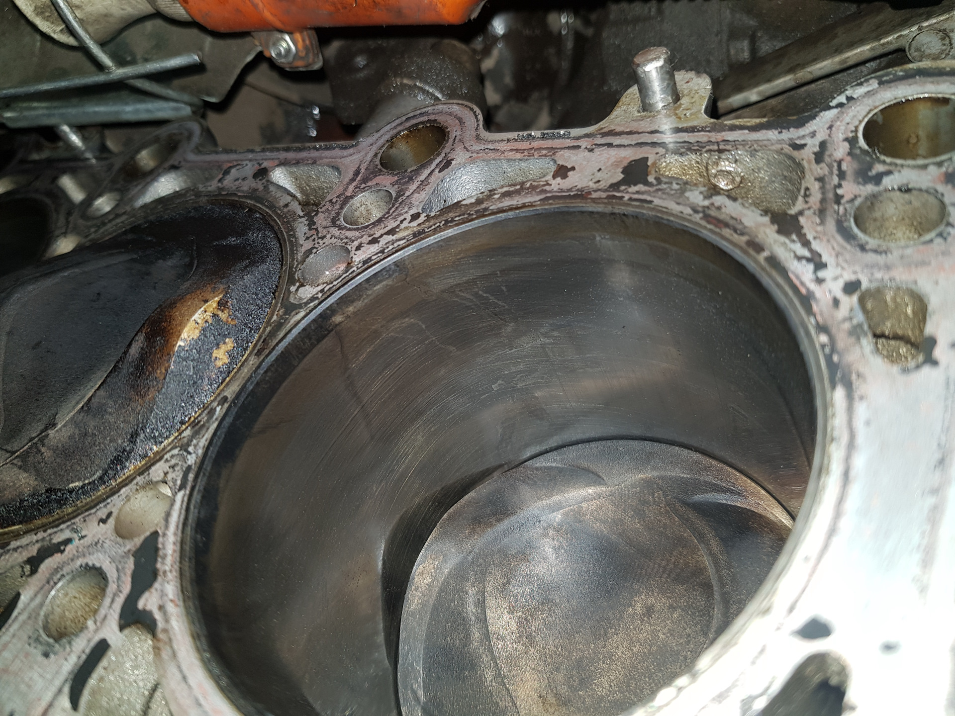 рено логан 2008 вытекает антифриз. 1. антифриз попал в двигателе симптомы. антифриз вытекает из расширительного бачка ваз 2114. антифриз быстро расходуется.