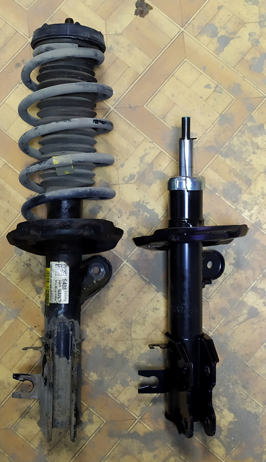 Амортизатор для опель мокка с пружиной в сборе. Топливный демпфер опель mokka. 8 передняя. Амортизатор передний опель мокка 1. Стойка опель мокка 1.