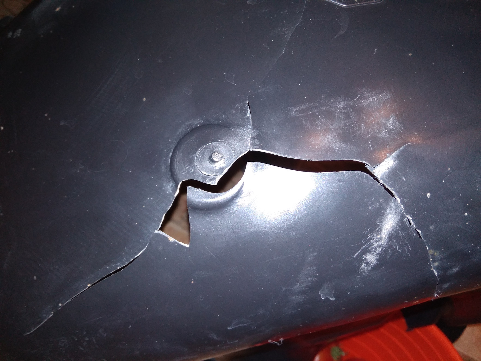 Как отремонтировать трещину на пластике корпуса фары. Отверстие в коробке. Кран трещина в корпусе. Лопнул корпус шарового крана. Трещины на штукатурке.