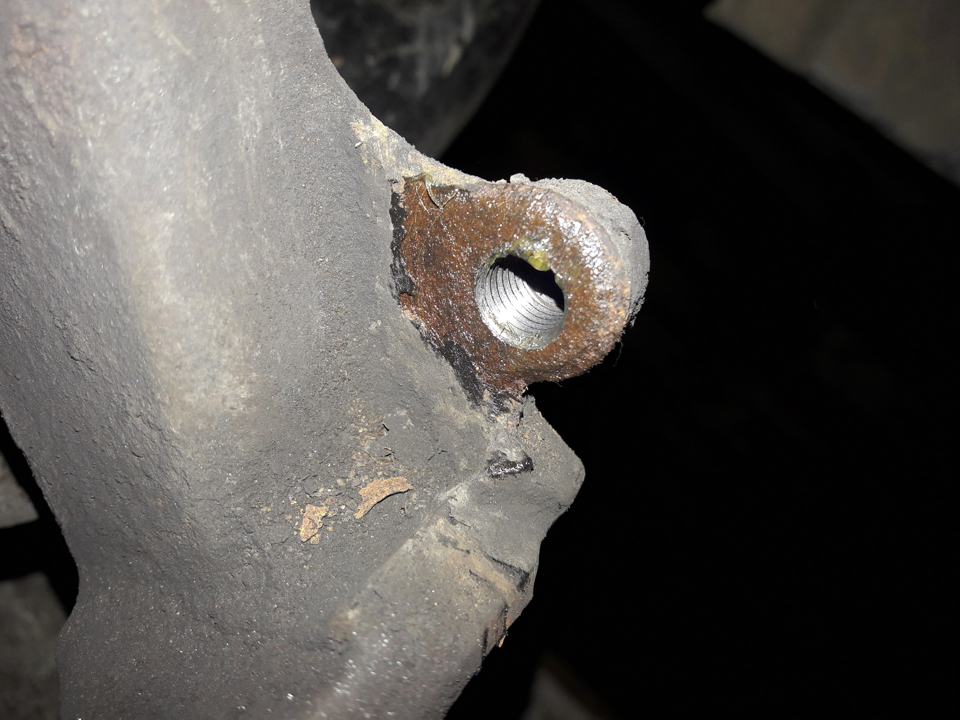 Резьба на суппорте. Суппорт задний поло седан trw. Ремонтная резьба суппорта. Суппорт фольксваген поло седан. Восстановить резьбу в суппорте.