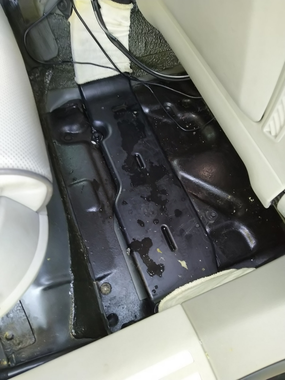 Замена ковролина. — Audi A8 (4E), 3 л., 2006 года | своими руками | DRIVE2