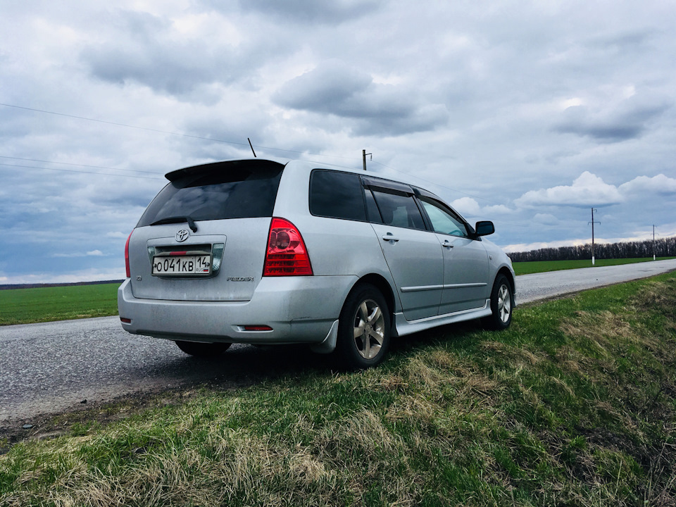 Toyota fielder фото