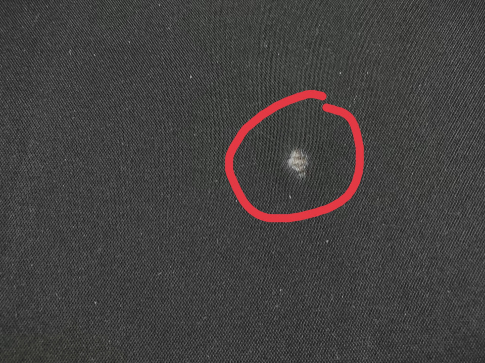 Дырка прям посередине потолка. Отвлекся и случайно опустил руку с феном чуть ниже — Volkswagen Golf Mk5