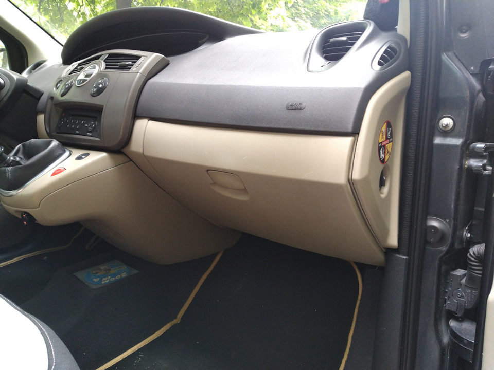 Сломалась ручка бардачка — замена — Renault Scenic II, 1,5 л, 2008 года ...