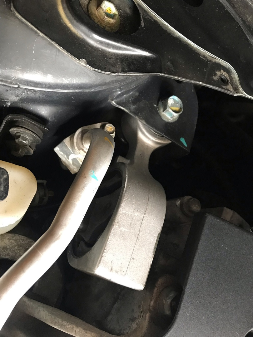 Замена верхней правой подушки(гитары) мотора. — Nissan Teana (J32), 2,5 ...