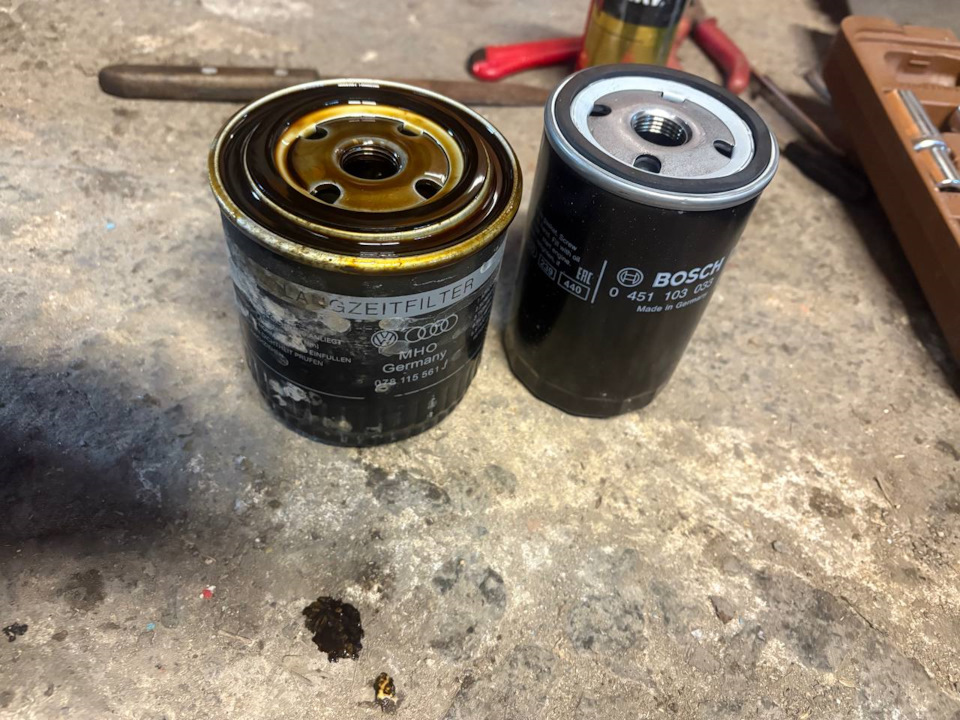 Старый оригинальный масляной фильтр и новый BOSCH) Как видим, оригинальный немного шире) — Audi A6 (C6). Запчасти на фото: B8116, 151103