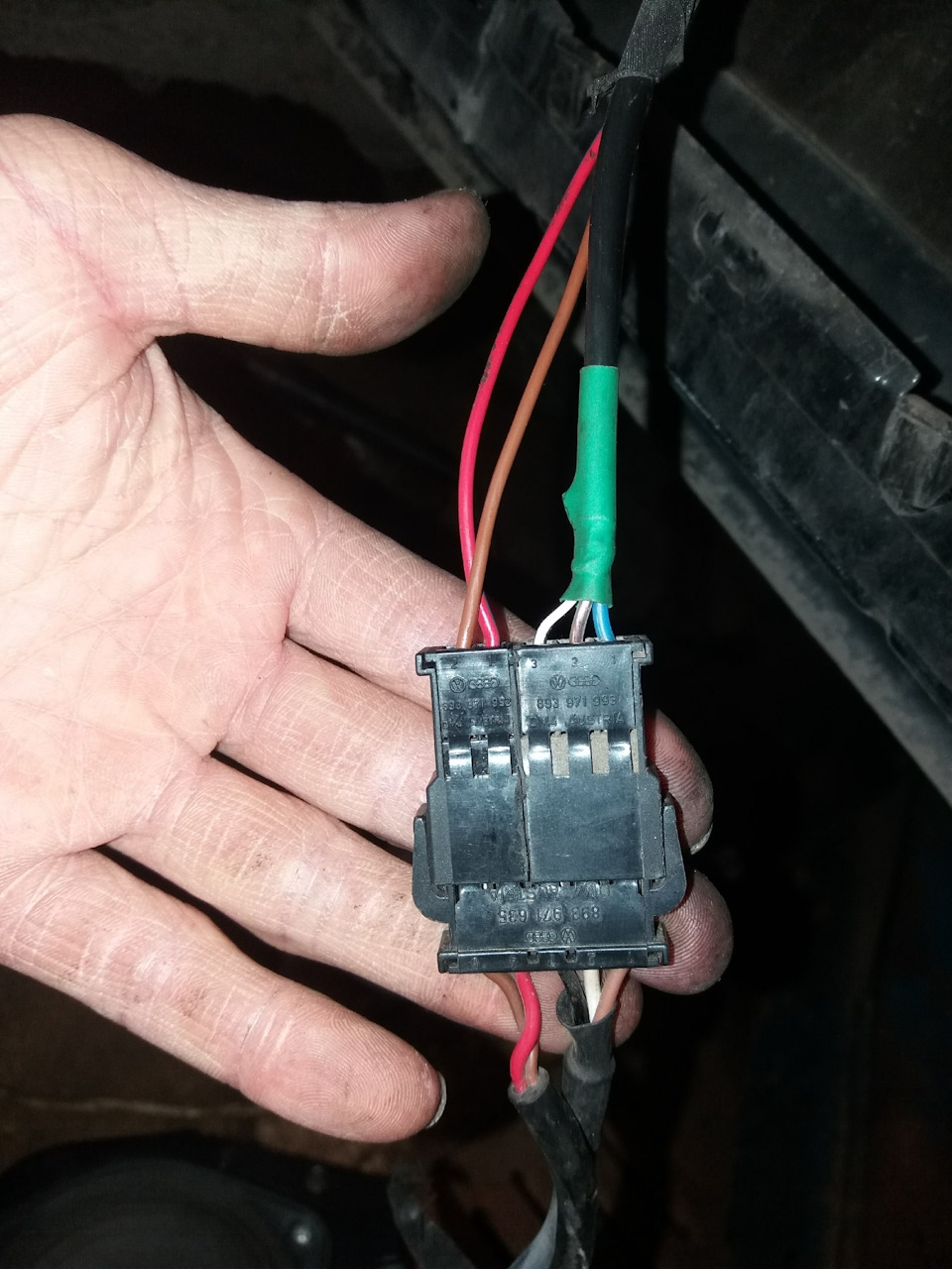 893971993 Корпус разъема VAG | Запчасти на DRIVE2