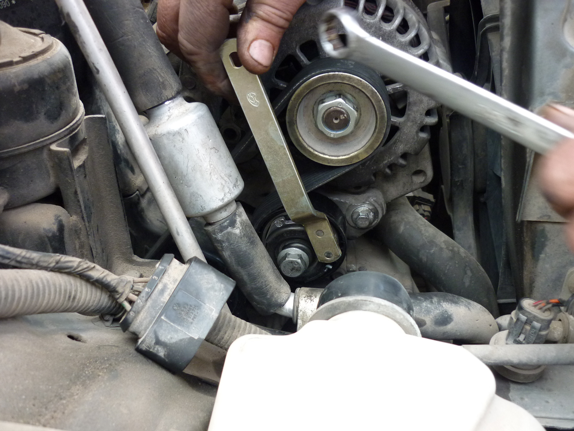 крепление ролика натяжителя