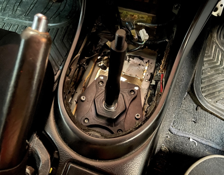 Теперь ничего не мешает и кулиса встала по высоте как мне надо. Осталось только вырезать пластину нужных размеров и закрыть этот огромный вырез в туннеле. Кулису прикрутить к этой пластине. Вернуть шумку на место. — Toyota Altezza