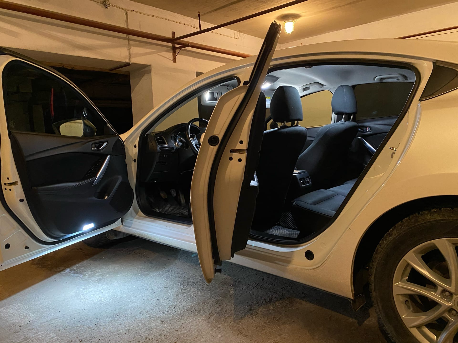 Нетюнинг ру. Mazda 6 2017 лампы в дверях. Мазда 6 светодиодный свет салон. NETUNING.