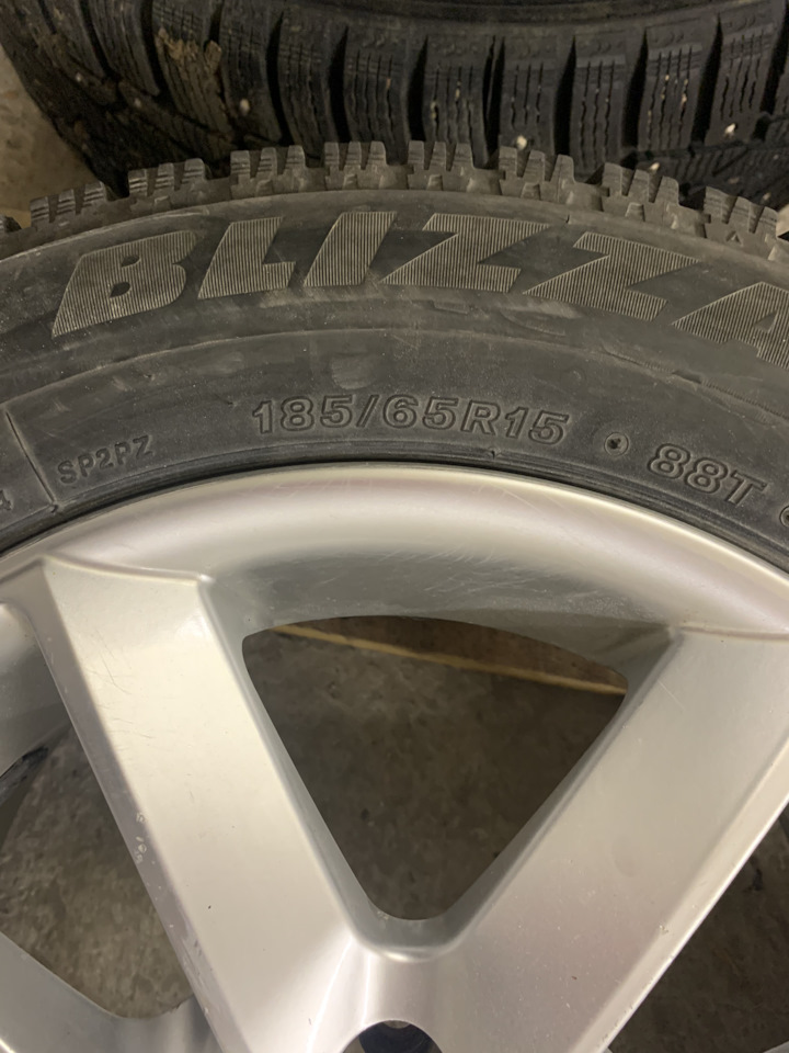 Шины зимние шипованные Bridgestone 185/65 R15, литые диски СКАД 15 ...