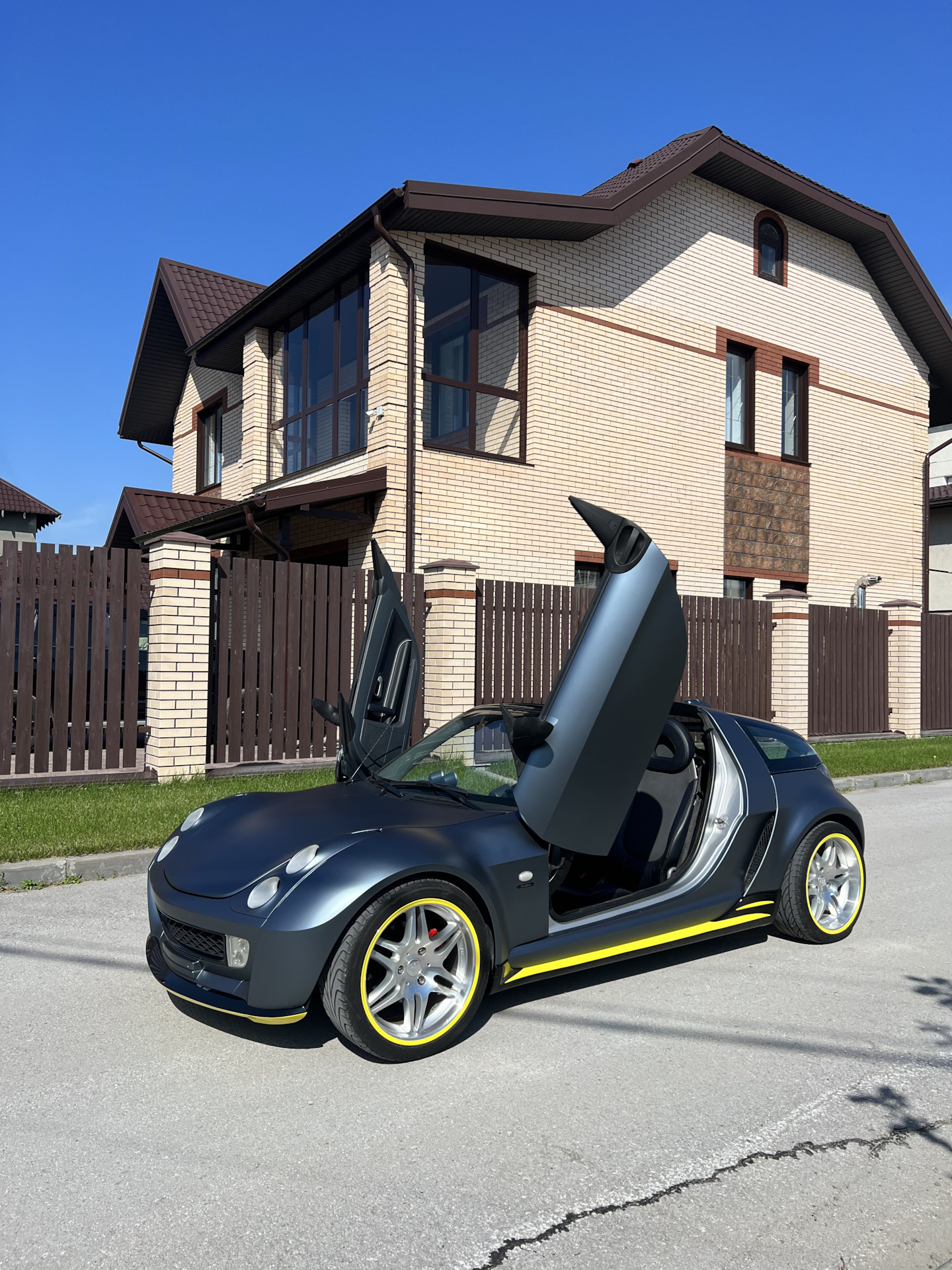 Машина Smart Roadster