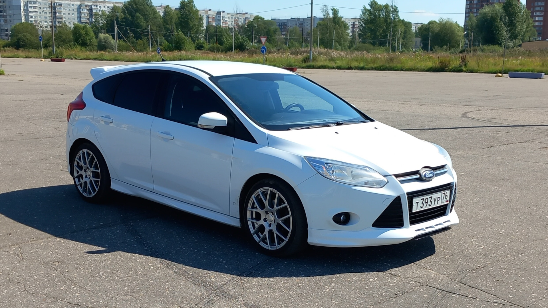 Ford Focus 3 хэтчбек и Приора