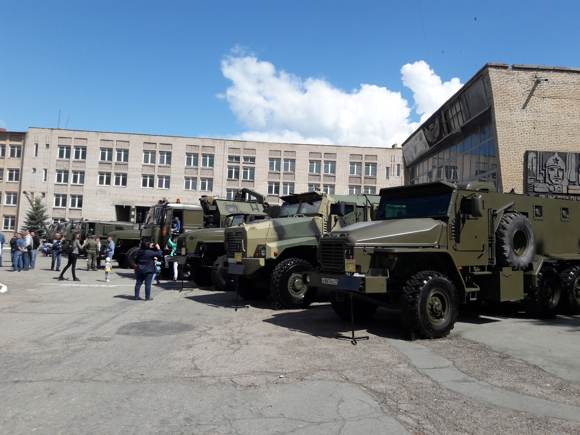 Челябинск военное. ЧВАИ Челябинский военный автомобильный институт. Челябинское высшее военное автомобильное командное училище. Челябинск военное автомобильное училище. Высшее военное инженерное училище Челябинск.