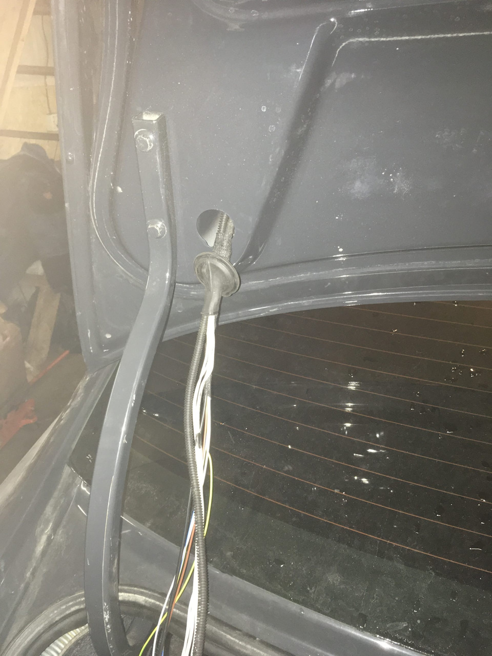 укладываю магистраль и провода по штатному жгуту — Volkswagen Polo Sedan