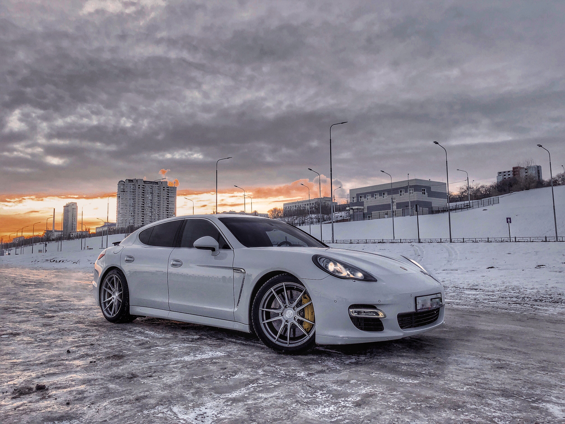 Белый снег белый порш ремикс. Porsche Panamera 4.8. Porsche Panamera r19. Porsche Panamera Rohana. Порше Панамера 21.