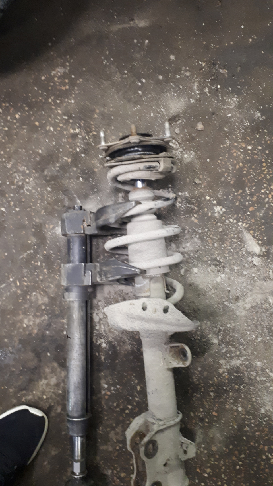 08. Przód: wybij fabryczne szpilki z górnej poduszki (prasa lub młotek przez tuleję dystansową). — Honda CR‑V III (RE)