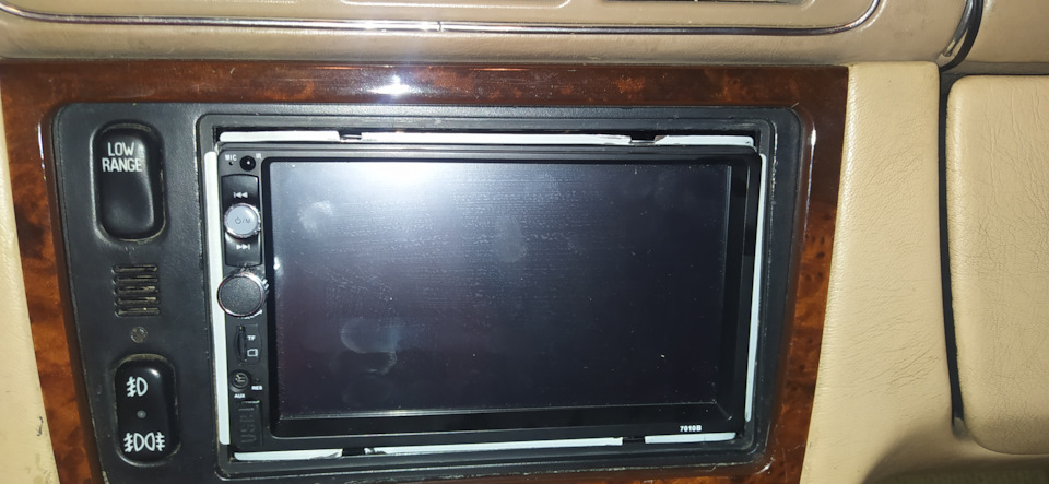 что бы рамка стояла и смотрелась ровно-надо четыре точки крепежных в своей рамке и для них пропилить тоже эти места. — Mercedes-Benz M-Class (W163)