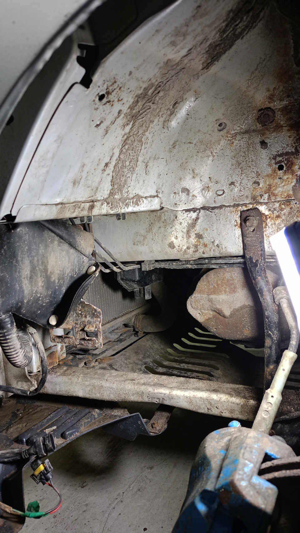 Антикоррозийная обработка передних арок. — Citroen C4 (2G), 1,6 л, 2012 ...