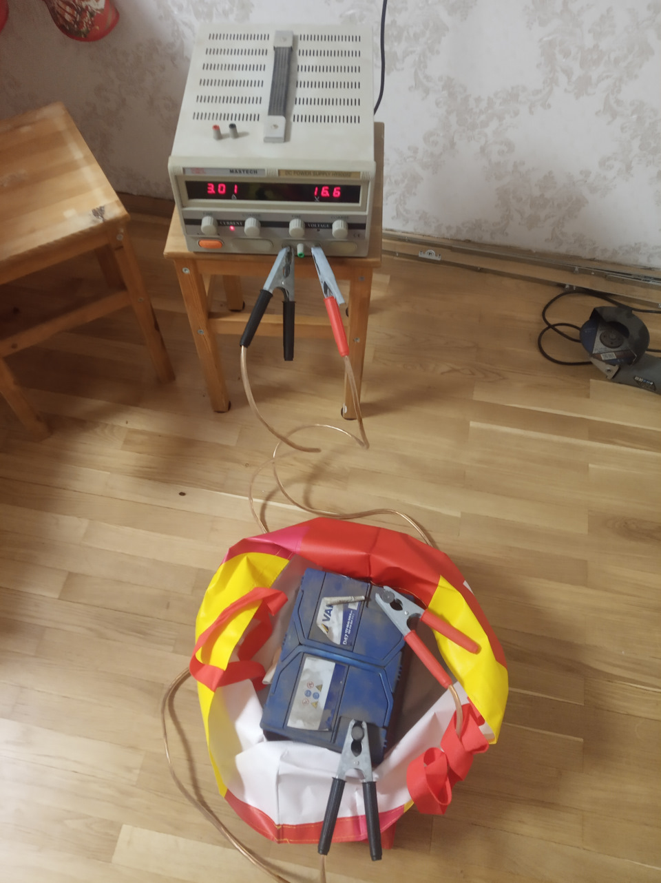 Чем зарядить аккумулятор — Volkswagen Tiguan (1G), 1,4 л, 2010 года ...