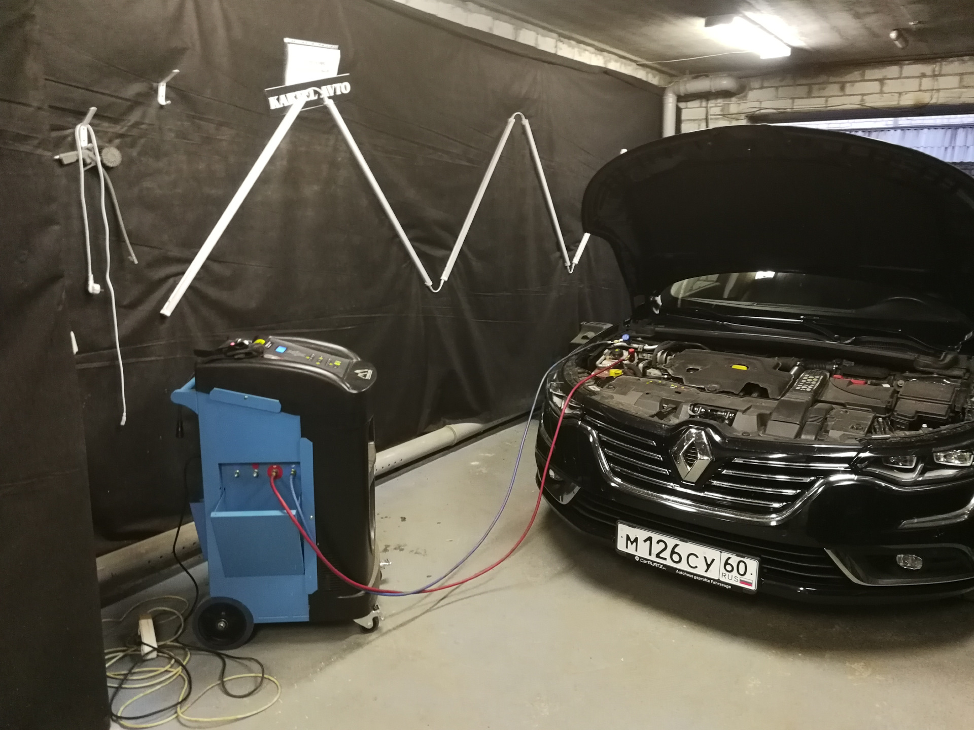 Заправка кондиционеров рено. Меган 2 заправка кондиционера. Megane 2 заправка кондиционера. Рено меган 2008 заправка кондиционера. Заправка кондиционеров рено.