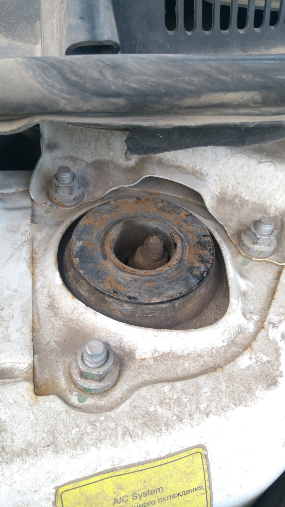 Замена передних опорных подшипников амортизатора, а также пыльника и ...