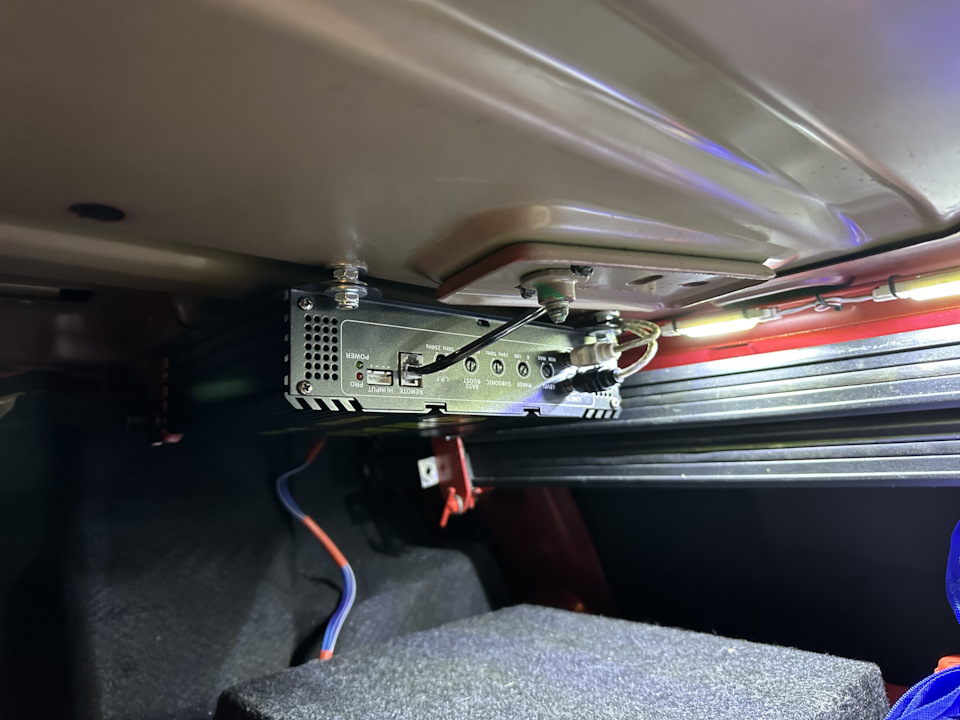 Установка и подключение саббуфера на Рено Логан Степвей (Гоша) на ...