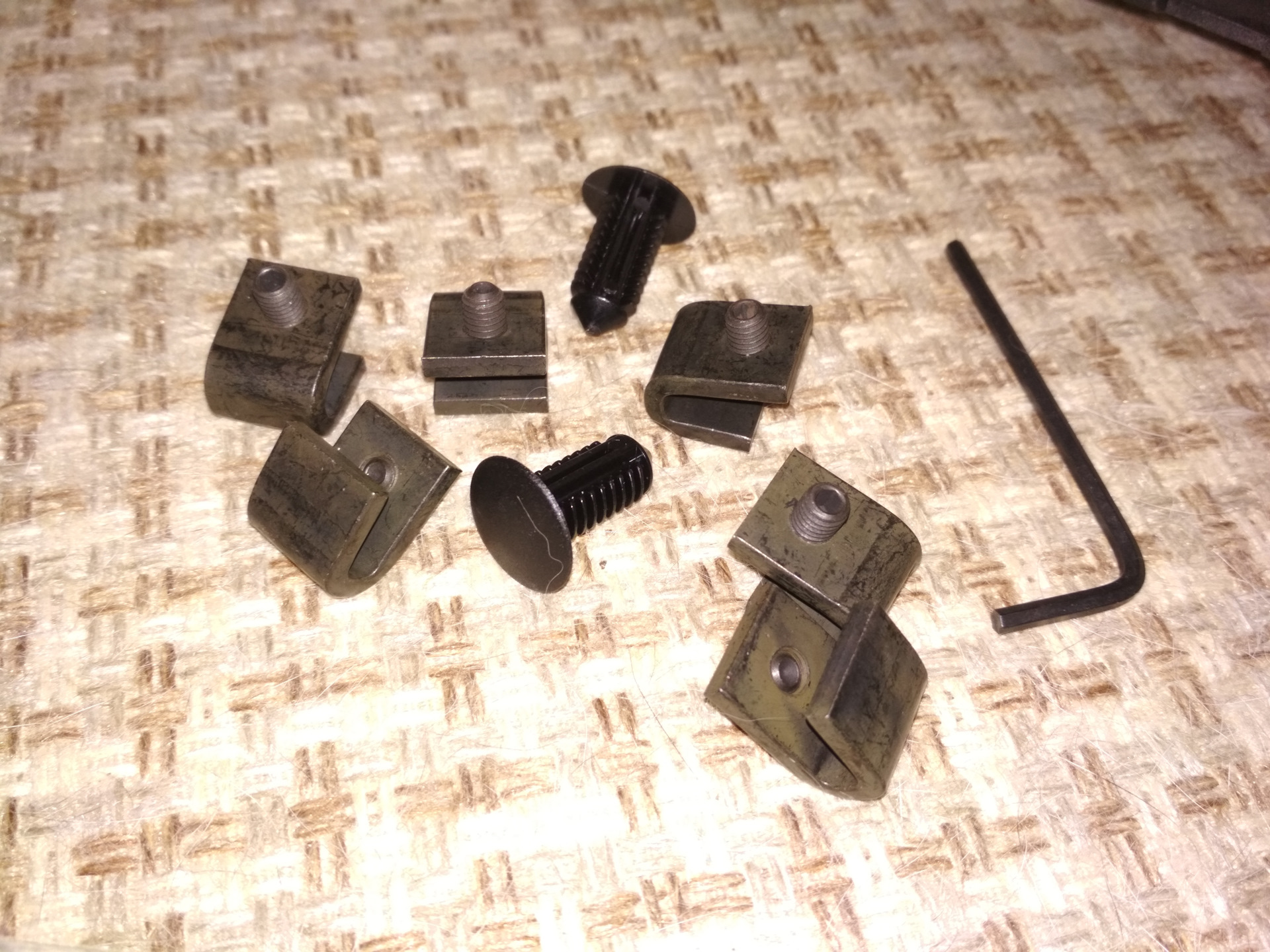 крепеж брызговиков форд фокус 3. крепление брызговика форд фокус 2. крепеж заднего брызговика. крепеж заднего брызговика. крепёжные клипсы брызговиков форд фьюжен.