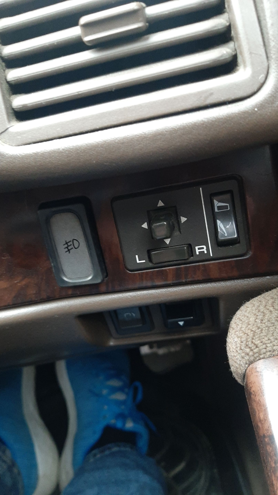 Кнопка включения туманок. — Nissan Gloria (8G), 2 л, 1989 года ...