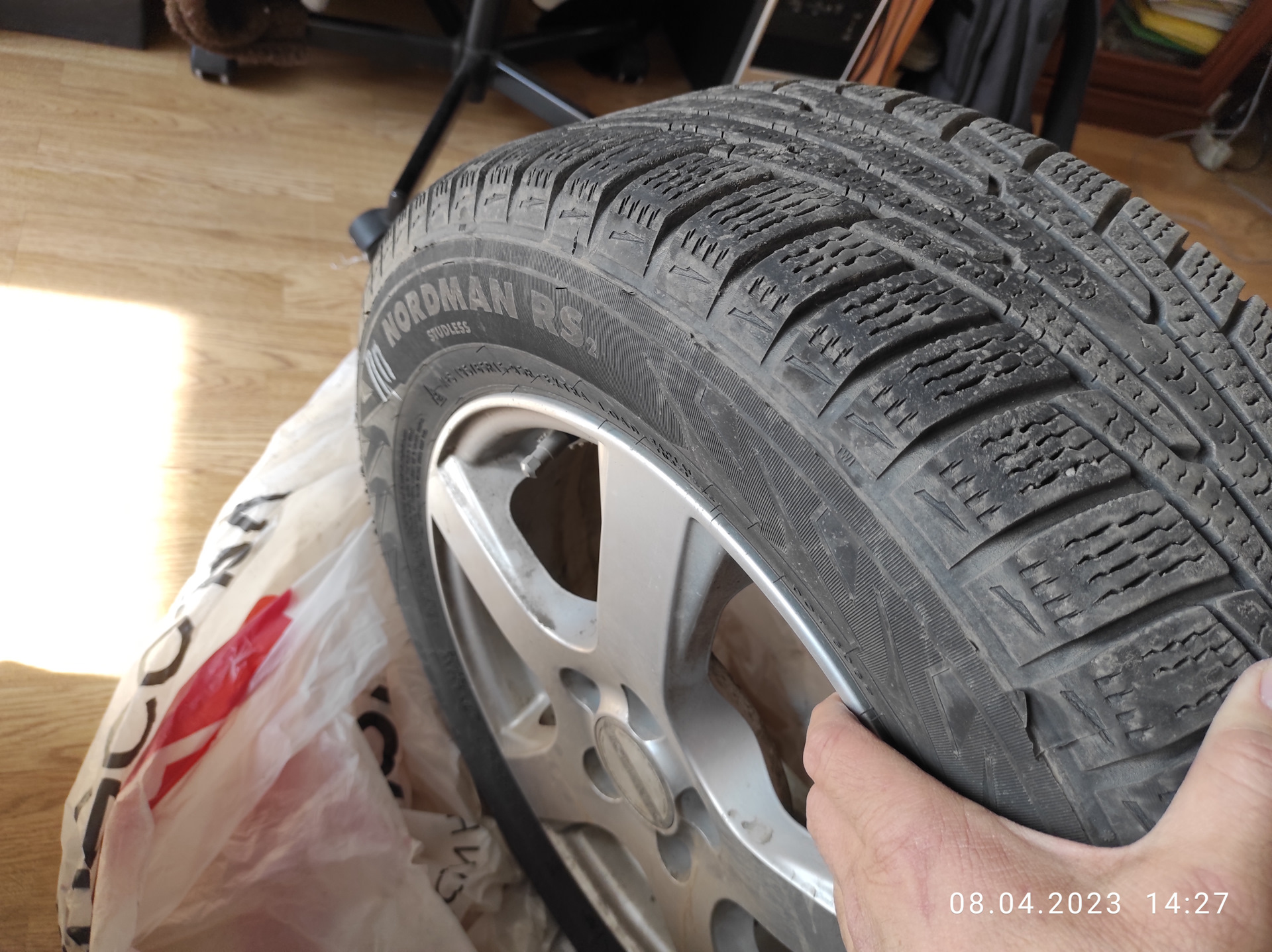 Замена зимних шин на летние. — Toyota Prius (20), 1,5 л, 2008 года ...