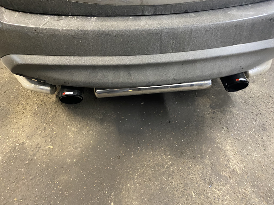 Поменял заводские насадки на акрапович 114 мм — Infiniti FX (2G), 3,7 л ...