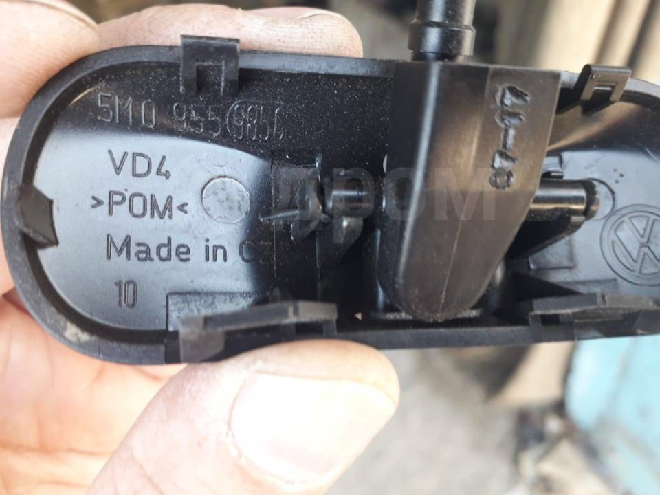 Веерная форсунка омывателя лобового стекла VAG на Volkswagen Polo ...