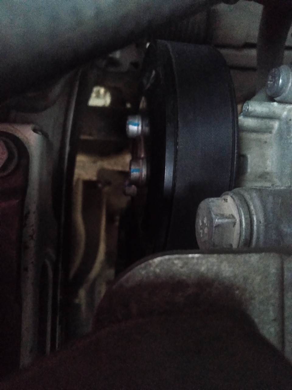 Новые болты шкива помпы N91052201 — Volkswagen Polo Sedan. Запчасти на фото: N91052201