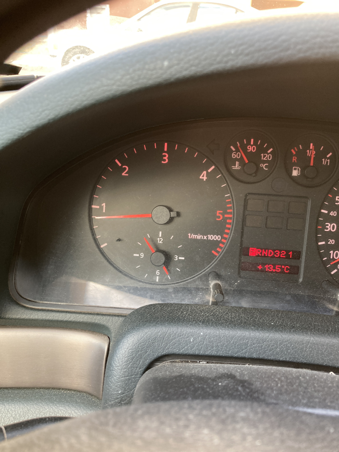 Причина плавающих оборотов на ауди 80 б4 инжектор. Падают обороты в сырую погоду ауди 80. Датчик холостого хода ауди 80 б4. Датчик дросселя ауди 80 б4. Ауди б4 холостые обороты.