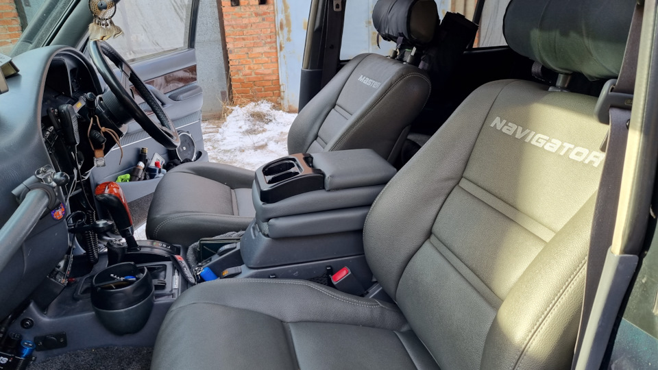 Текущая конфигурация салона. Добавился третий этаж бардачка между сидений. У оригинального, после установки восстановленных сидений, не хватало высоты для удобного расположения локтя. С добавочным этажом стало удобнее, но внешне мне немного не то, постепенно привыкаю. — Toyota Land Cruiser 80