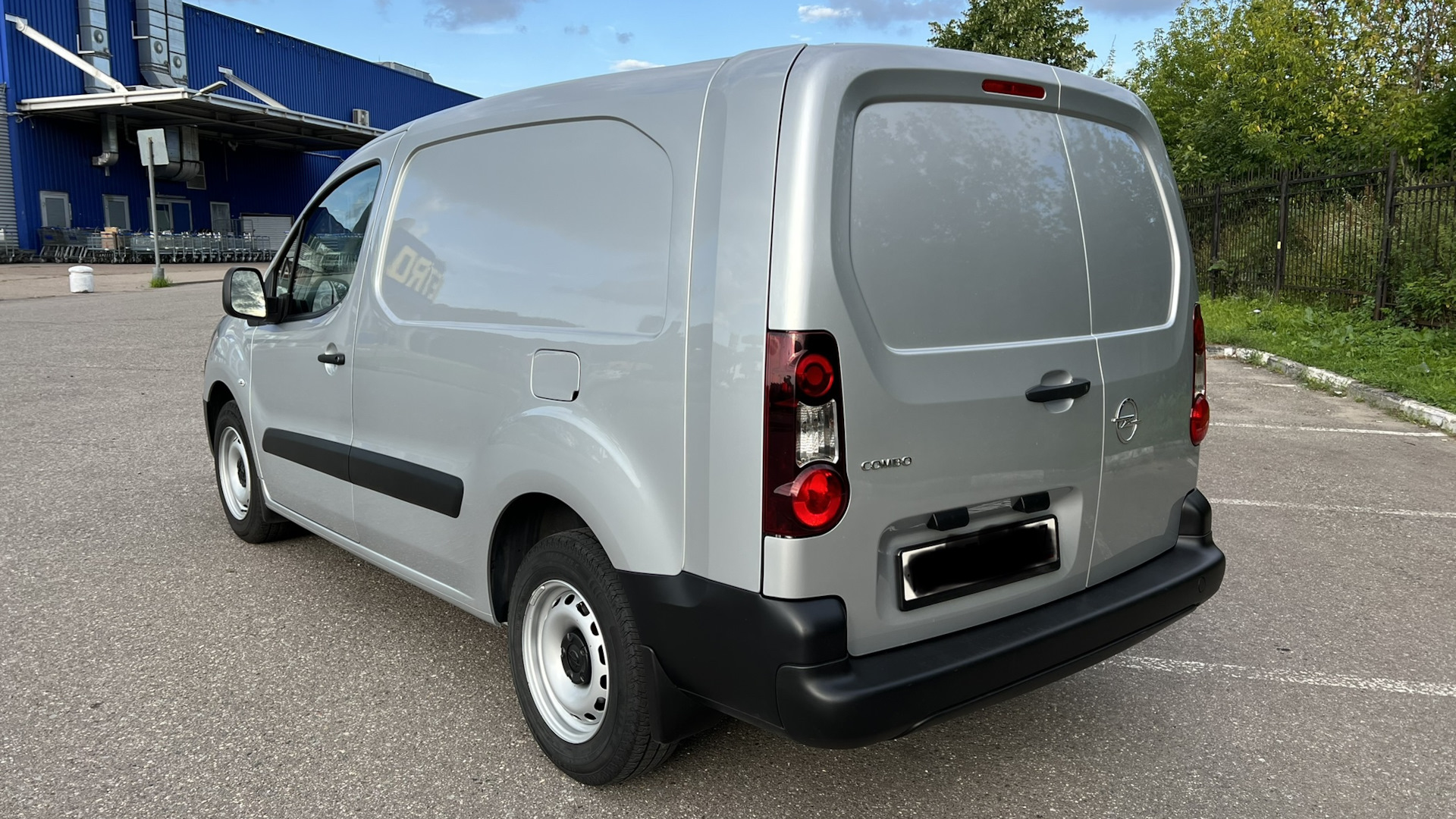 Опель карго. Opel Combo Cargo. Opel Combo Cargo 7l9hf0. Опель комбо лайф 2021 г грузоподьем. 350-400кг. Opel Combo c 2001-2011 г.в белый фон.