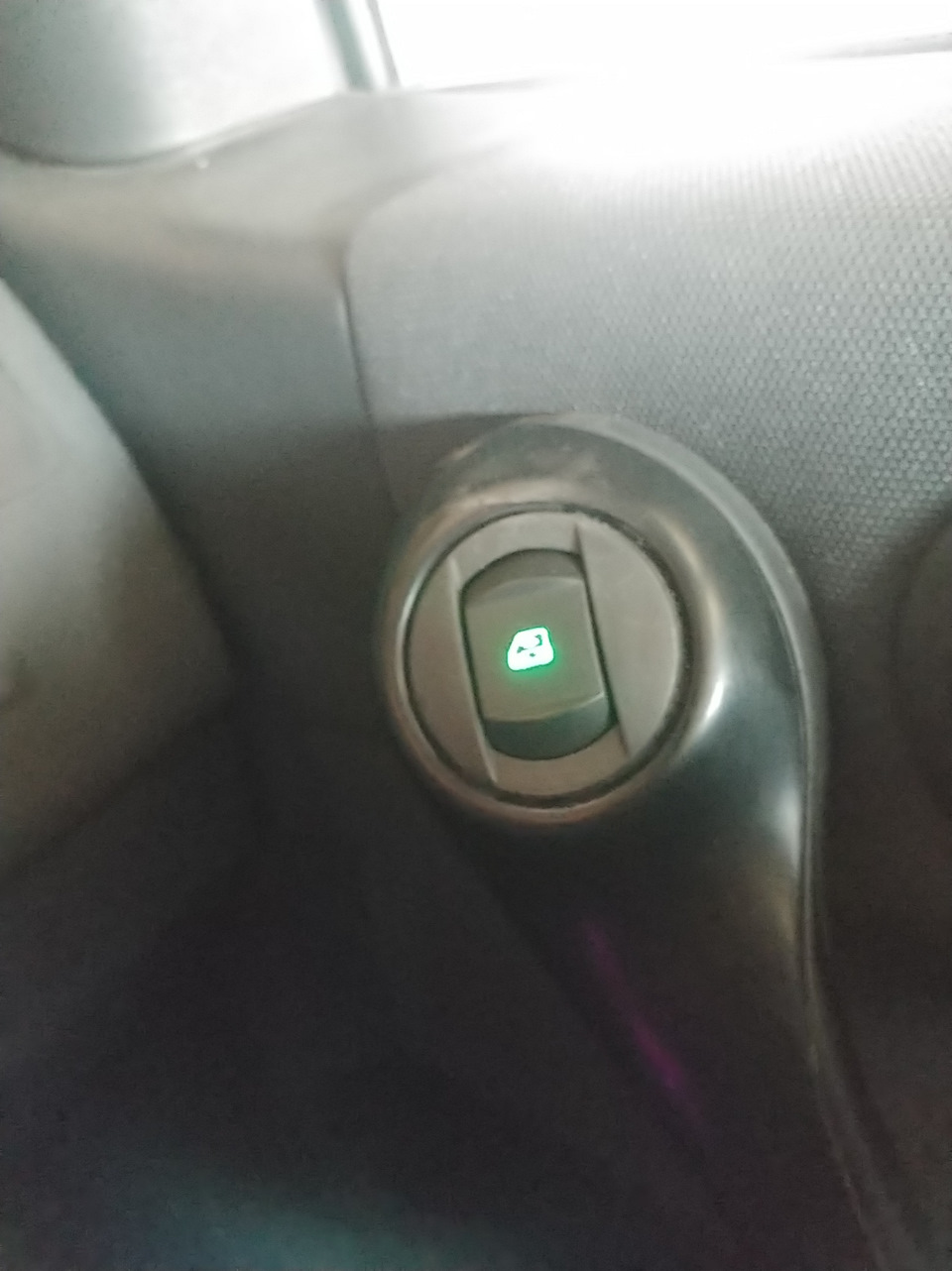 Подсветка кнопок стеклоподъемников. — Renault Megane II, 1,5 л, 2007 ...