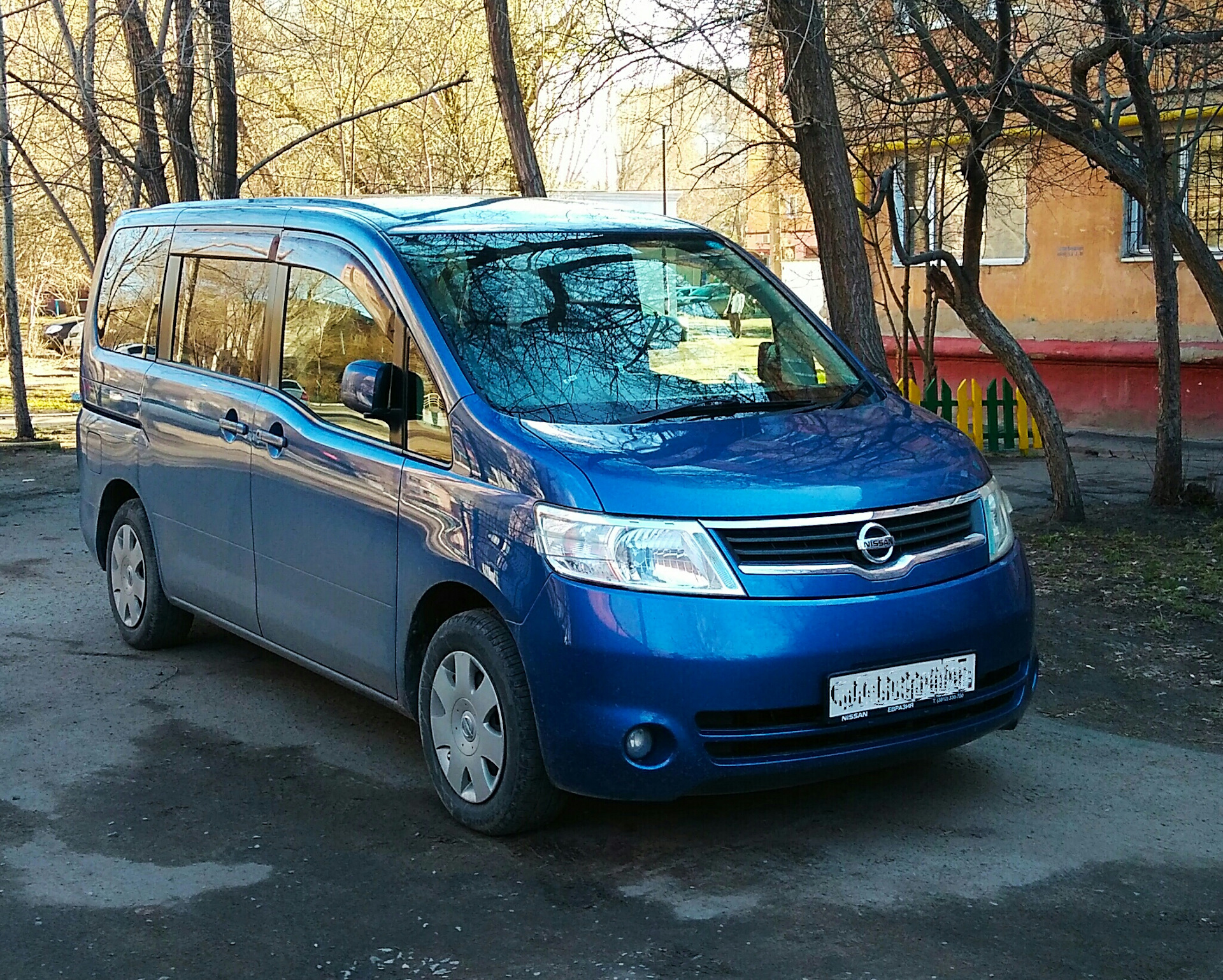 Ниссан серена пробегом. Ниссан Серена. Nissan Serena 2.0. Ниссан Серена c26. Nissan Serena i.